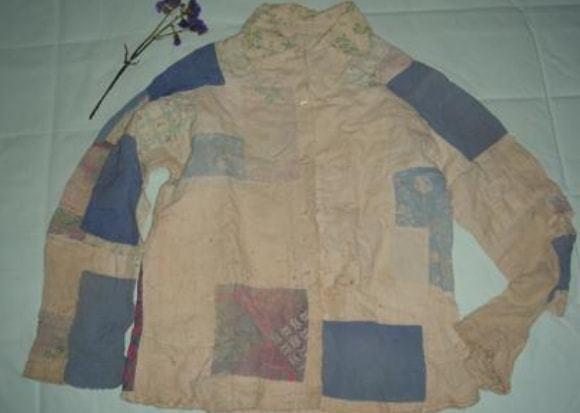 老人衣服上打满补丁,老人去世后,人们在补丁里找到了这样的秘密