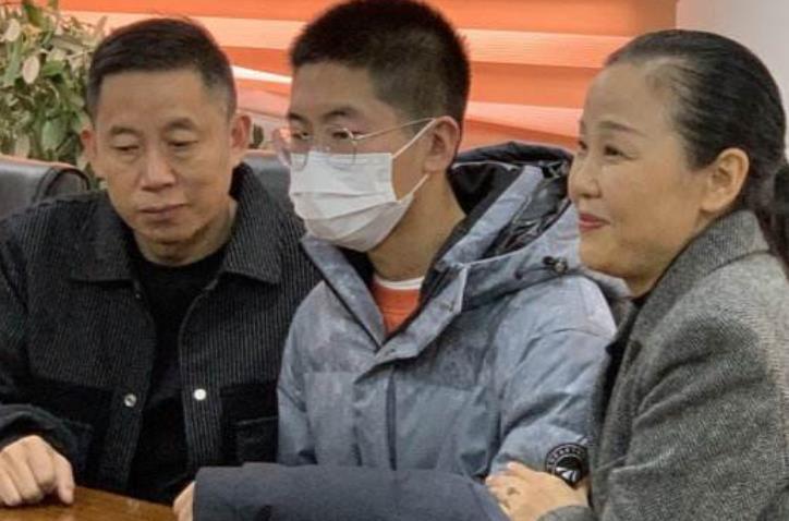 真温馨孙海洋夫妇带孙卓庐山游玩孙卓和妈妈合照笑得太甜了