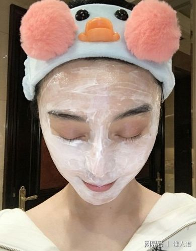 近日,范冰冰在微博晒出了自己敷面膜做出搞怪表情的照片,显示出了