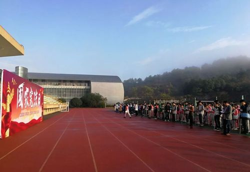 宁波市鄞江中学学生齐读宪法今年来,我市各级各类学校积极开展"学宪法