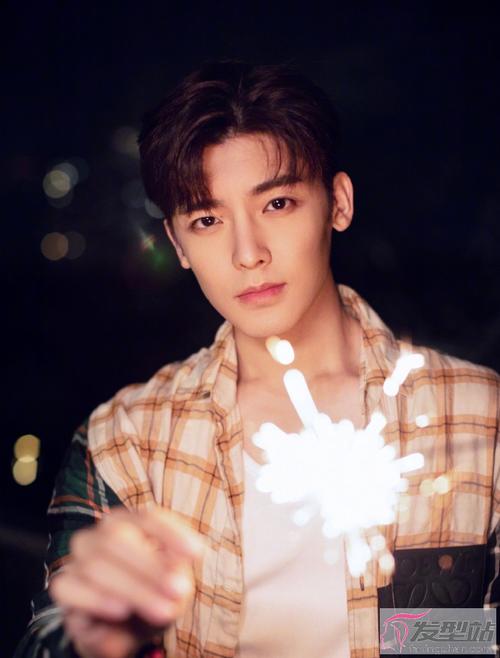 侯明昊生日烟花氛围写真 帅气温柔的少年一见倾心-明星发型图片-发型