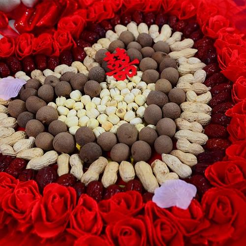 展开全部 早生贵子的四种食物:枣子,花生,桂圆,莲子.