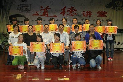 洪泽县新区中学成功举办"我们的节日"迎国庆校园歌手大赛