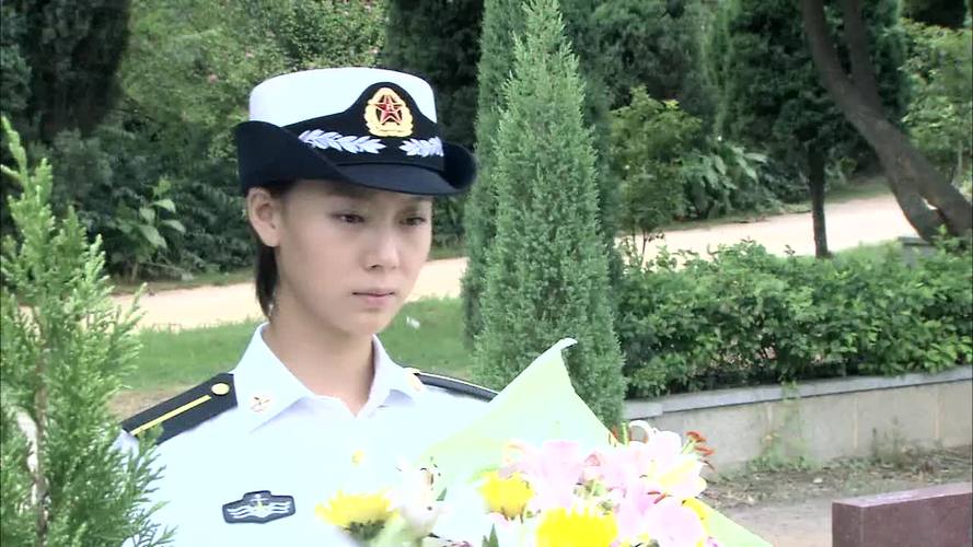 国防生苏寒偷偷穿回军装去墓园看妈妈