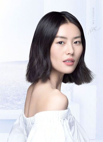 刘雯减掉十年长发,波波头短发显得干练大气,超模大表姐气场全开