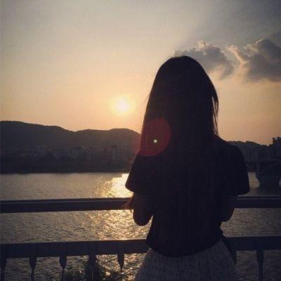 落寞情侣背影头像男生女生各一张爱是凭感觉不是凭性别