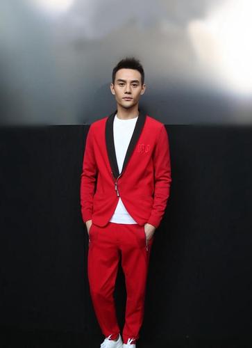 王凯:黑色领边做装饰的红色西装,内搭白色t恤,与脚上的小白鞋相呼应