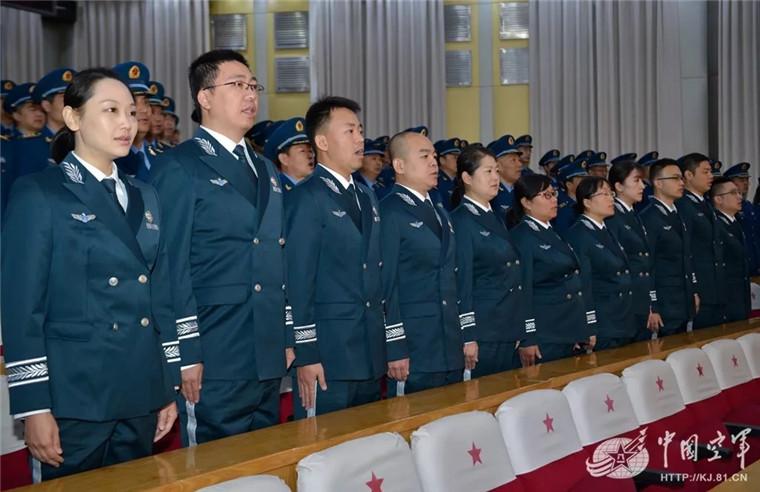 脱下军装换上文职制服,改变的是服装,不变的是强军梦