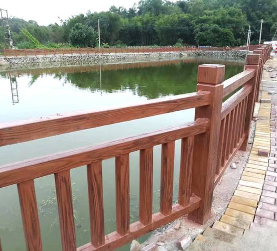 水泥护栏仿木纹漆施工手法分享