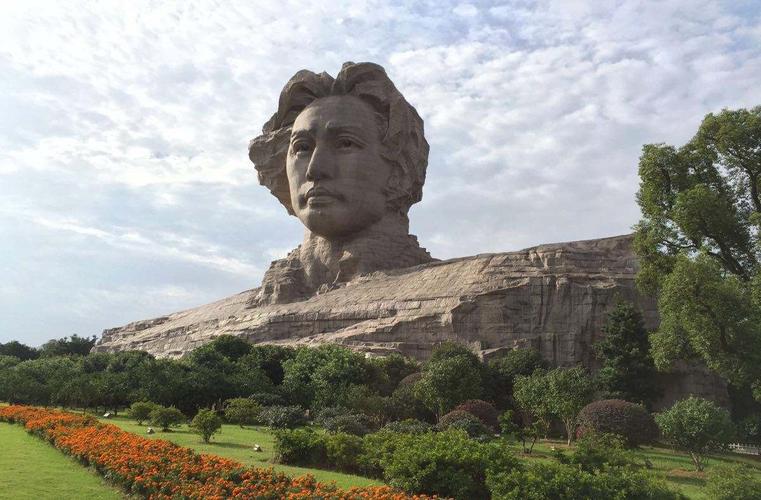 2,橘子洲头,位于湖南省长沙市市区对面的湘江江心,是湘江中最大的名洲