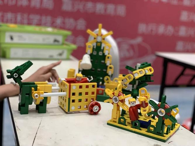 本次奇迹创意创新的主题是"快乐的节日",孩子们纷纷选择了自己最喜欢