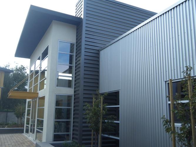 但并不是所有大厦,房屋都有这种挡雨板