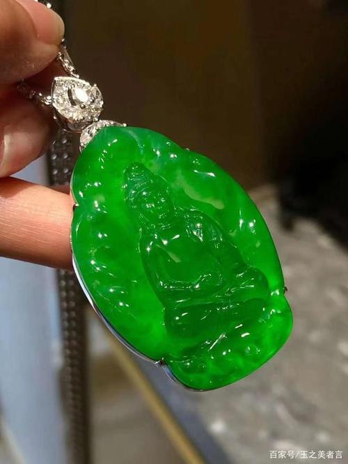 欣赏满绿翡翠挂件
