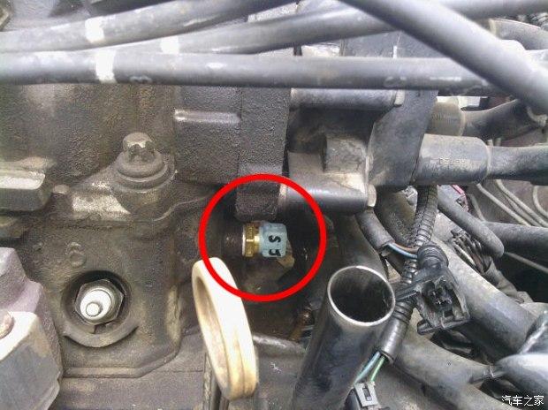 水温传感器在缸体上拆卸了旧的传感器,更换了一个新的水温传感器.