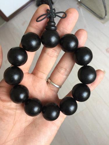黑檀木手串   可以通过以下几个方法鉴别真假: 1,真的黑檀木闻起来