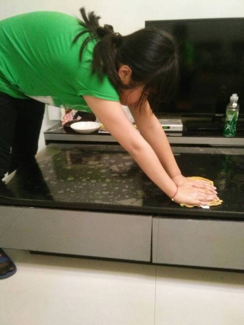 我也要帮妈妈擦一擦桌子.