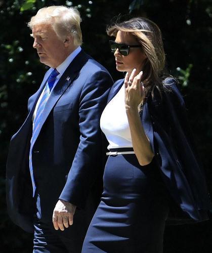 前段时间,也是穿了一身西服套装,也是搭配的铅笔裙,但是当时小肚腩