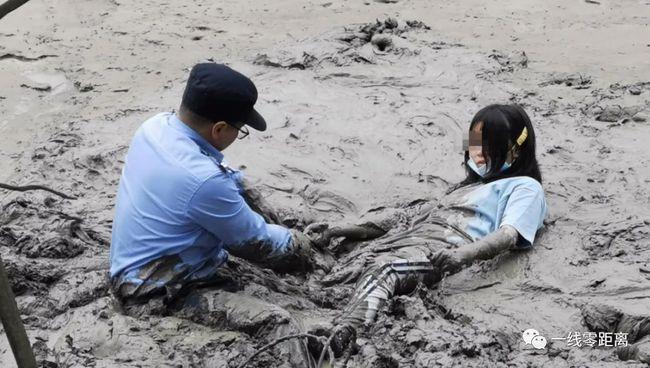 两名女孩为捡东西却陷入淤泥中眼看就要被淹没