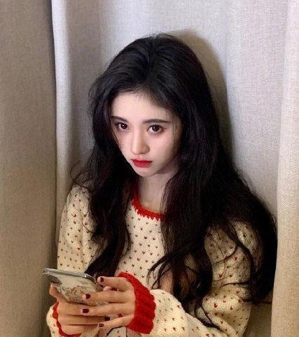 鞠婧祎广告大片尝试新风格,却意外暴露真实发量