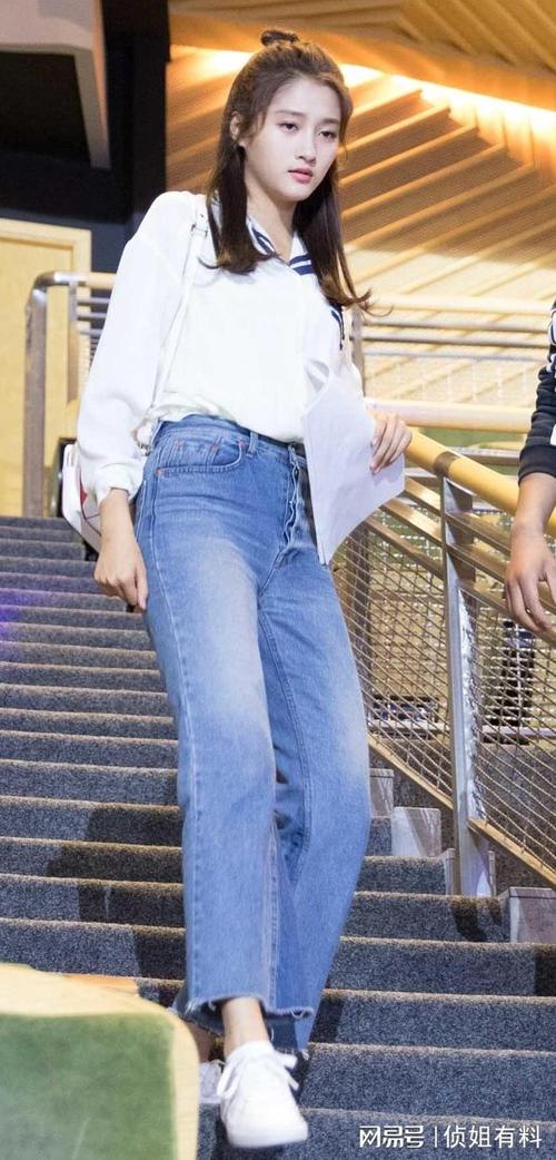 关晓彤白上衣牛仔裤打扮活动现场近距离抓拍无修复原图什么水平
