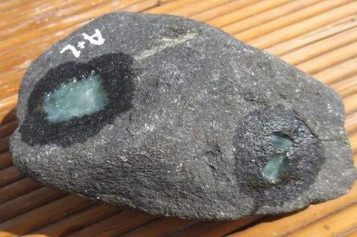 云南莫西沙糯种翡翠原石开料