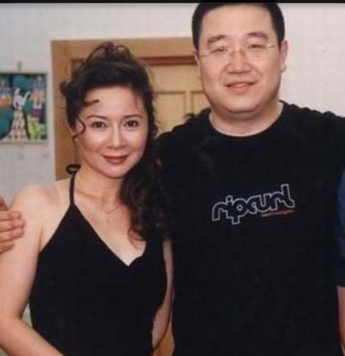 蔡明被丈夫的100封情书俘获芳心,现一家三口过的很幸福