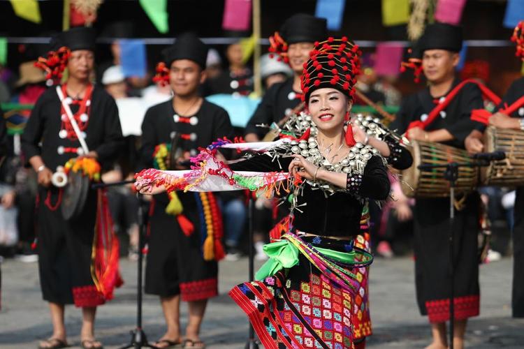 景颇族服饰丰富多彩,款式花色众多,各呈其秀,各显其美.