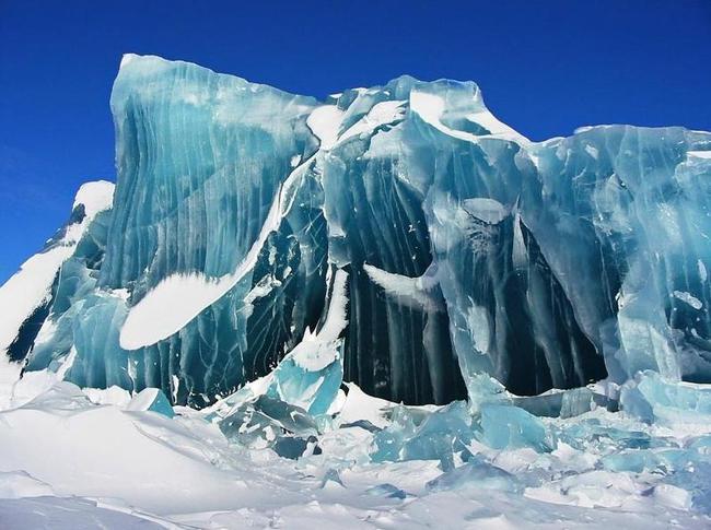 就算不考虑纬度和温度带的问题,光听名字就冷得够呛,冰岛,全是冰怎么