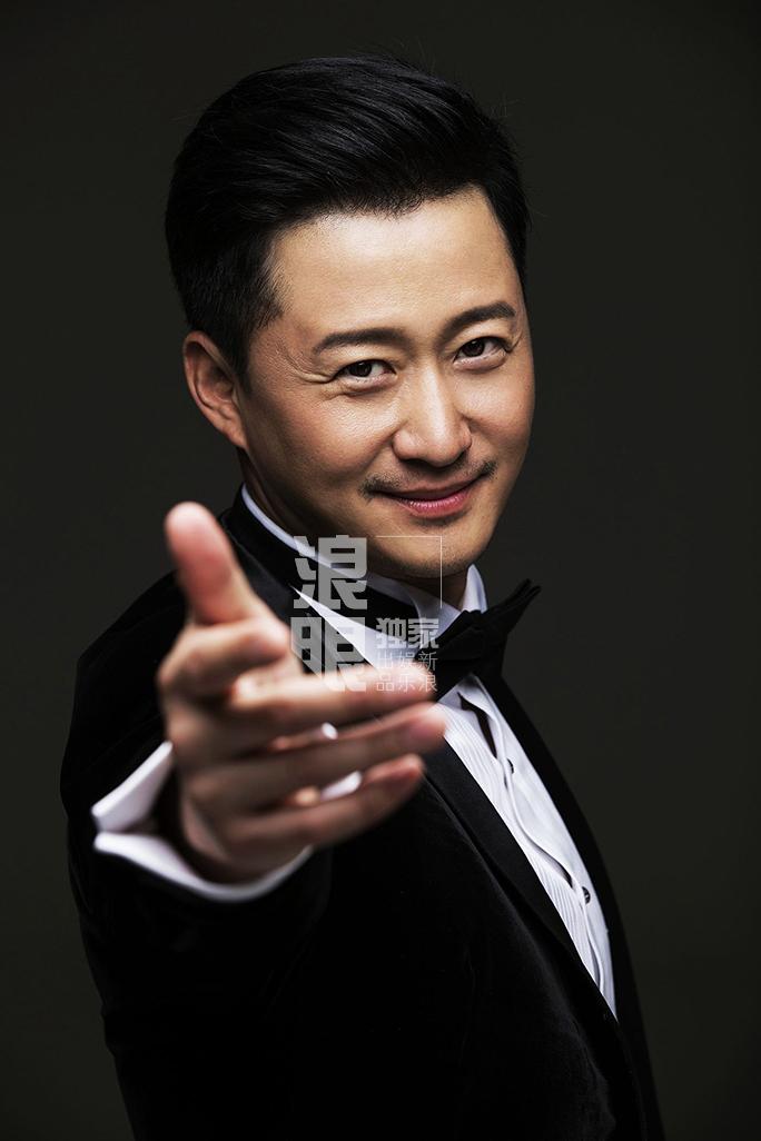 吴京西装帅气明星图片