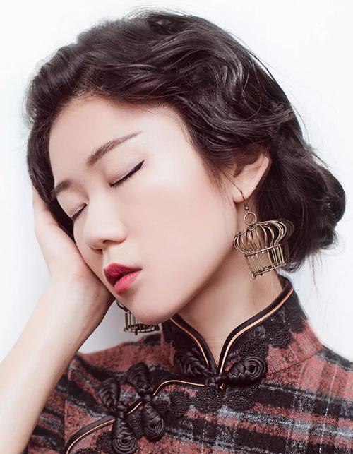 前沿资讯     金属耳环属于相对比较现代的搭配了,大多与改良旗袍作为