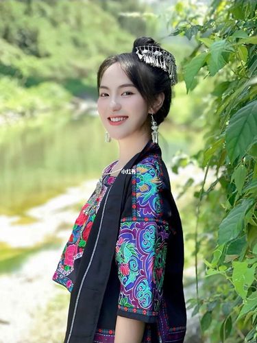 苗族姑娘穿搭_穿搭_服饰_美女_苗族服饰_时尚_穿搭