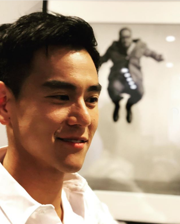 照片中彭于晏笑容阳光帅气十足,可爱似大男孩,不改搞怪风格毫无偶像