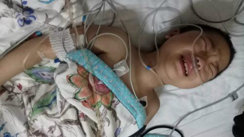 7岁女童校园摔倒查出肿瘤 两年花光140万