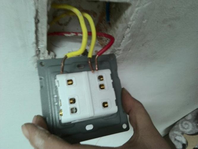 双极开关接两个灯接法