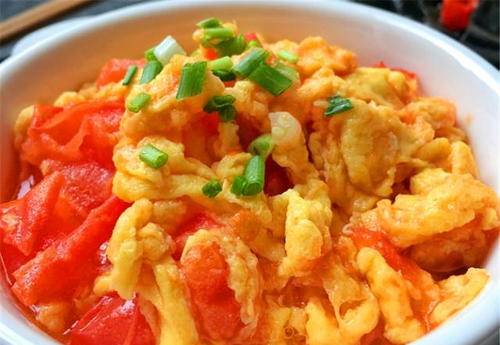 做番茄炒蛋时,有人加糖有人加盐大厨加点它,香浓爽口更美味