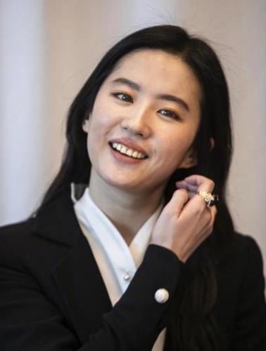 刘亦菲素颜照(33岁刘亦菲晒近照)