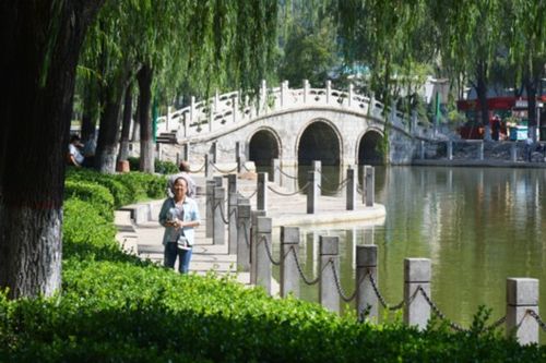 欢度中秋佳节,迎接国庆到来之际,吕梁市区的市民广场,莲花池公园,凤山