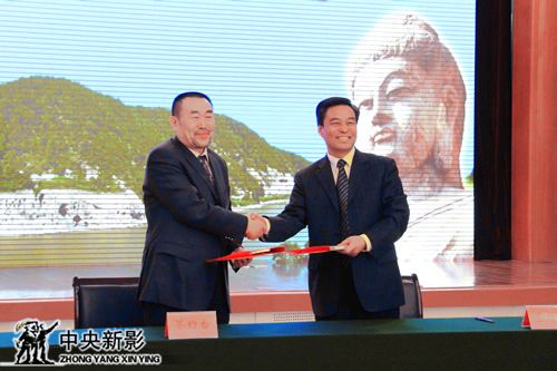与龙门石窟世界文化遗产园区管理委员会主任王永兴签署联合拍摄协议