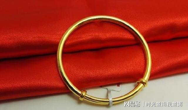 我和弟媳一同出嫁婆婆给她金手镯给我银手镯我太高兴了