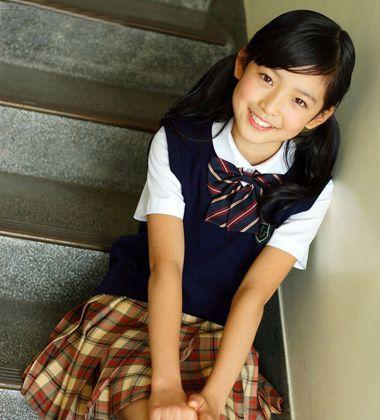 分享到  上小学的女生,头发乌黑丰盈,将齐刘海梳理成斜刘海,中长发在