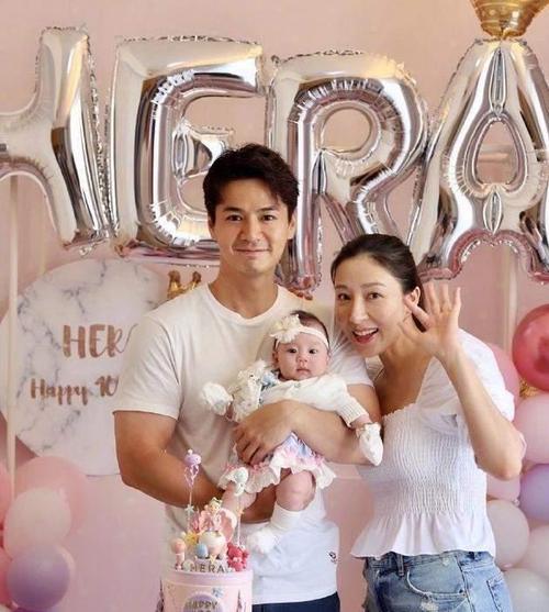 2012年,杨怡与小5岁的老公罗仲谦因戏生情.