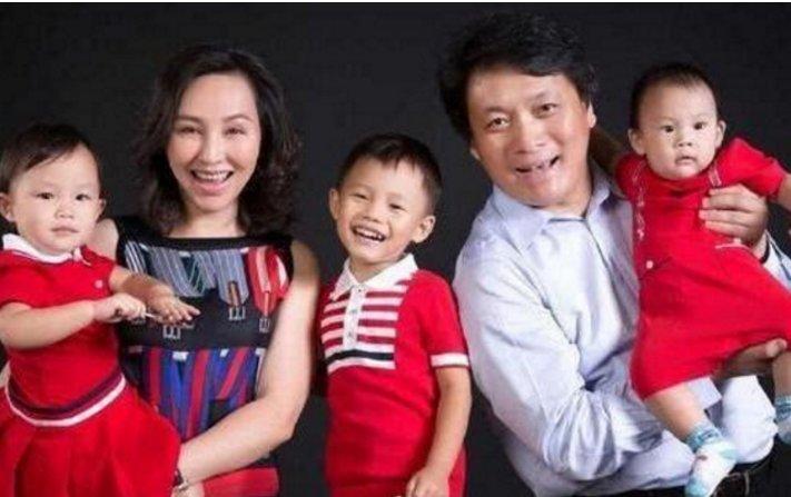 这样的感情岳丽娜家里肯定是不会同意的,但是当时岳丽娜就认准了