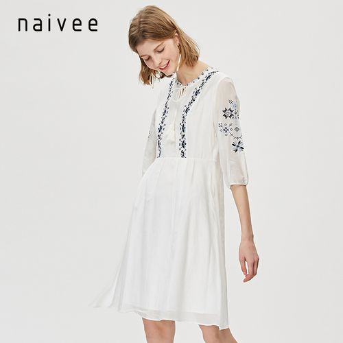 naivee纳薇2017秋季v领民族风绣花长裙五分袖领口系带气质连衣裙
