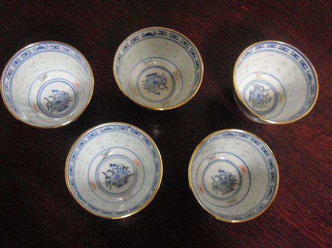 文革时期景德镇出口外贸瓷《描金青花玲珑瓷小杯》手感不错