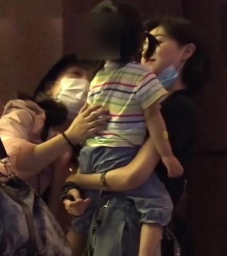 万茜的真正老公图片万茜不避嫌与老公街头甜蜜喂食