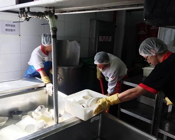 "老鼠门"后这11天,海底捞后厨都发生了什么?