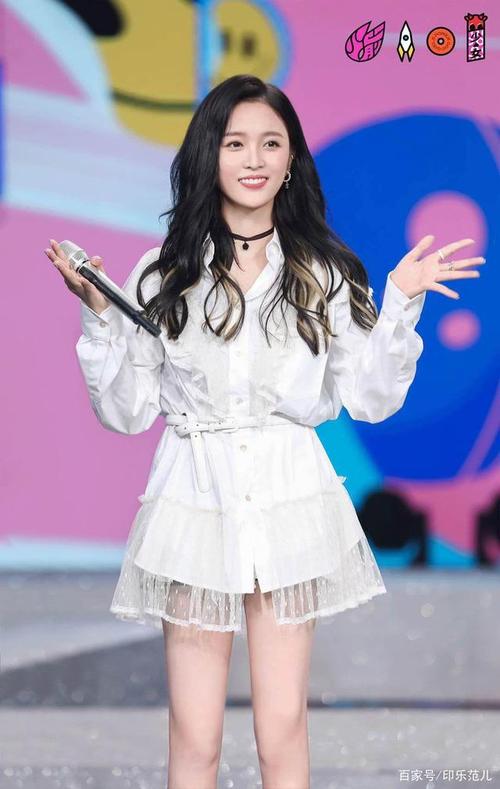 火箭少女101吴宣仪蕾丝衬衫裙突显大长腿亮相快乐