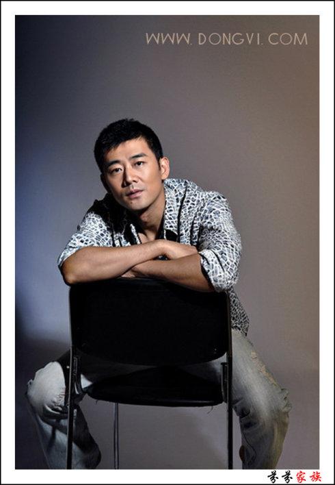 现为主持人,电视策划人,导演,媒体评论人.