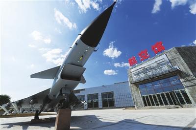 记者在银川黄河军事文化博览园(以下简称"银川军博园")航空馆中看到