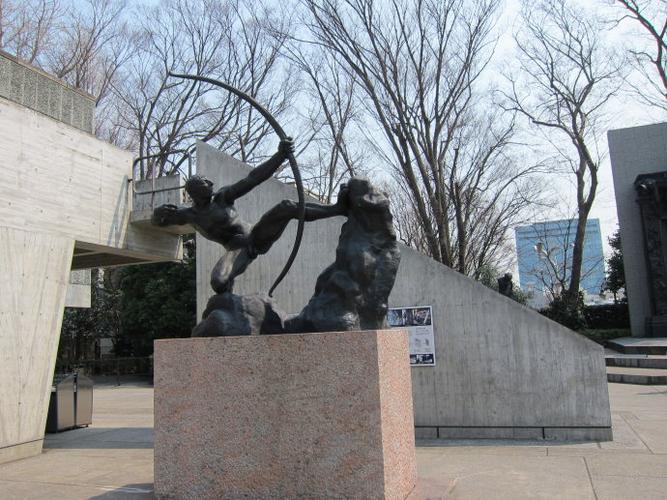 美术馆门前的雕塑